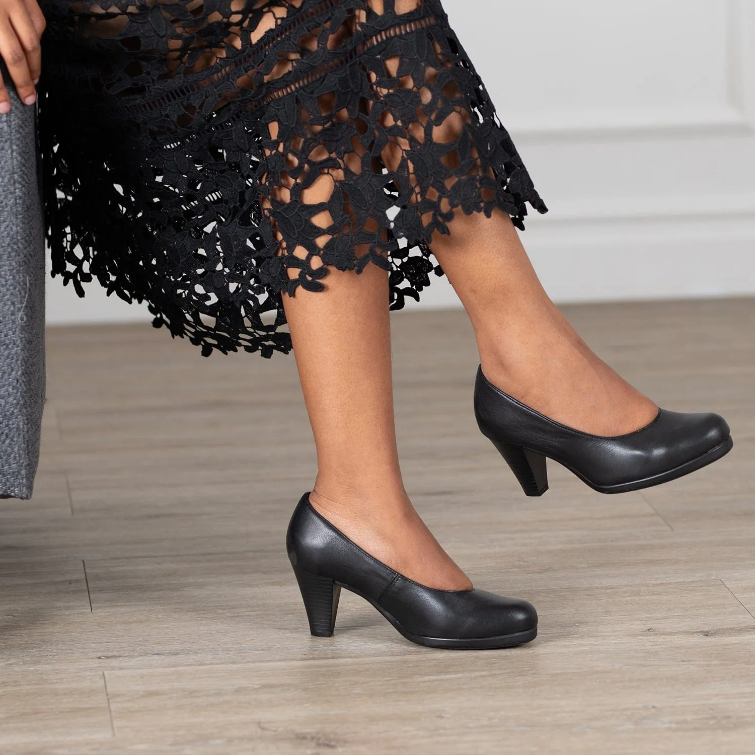 Court Shoe in Black - 12637