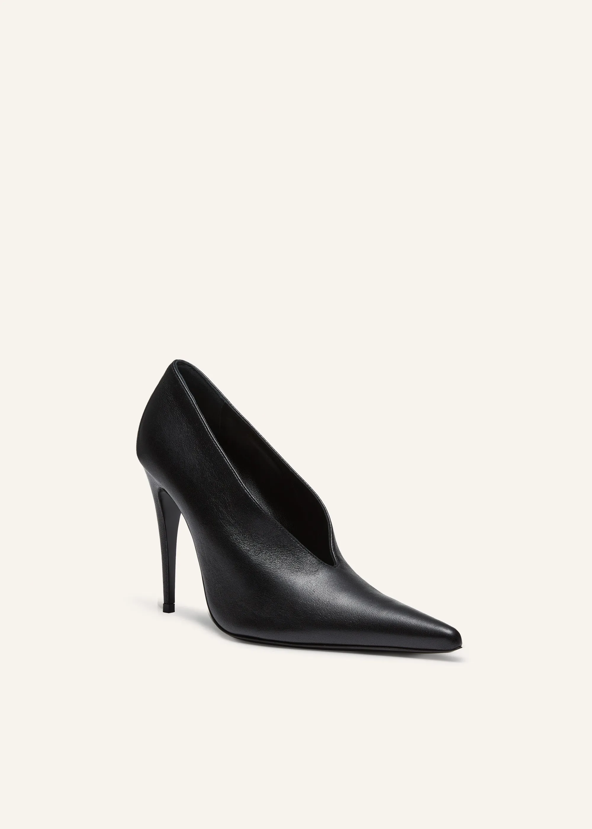 Pointed pumps in black leather