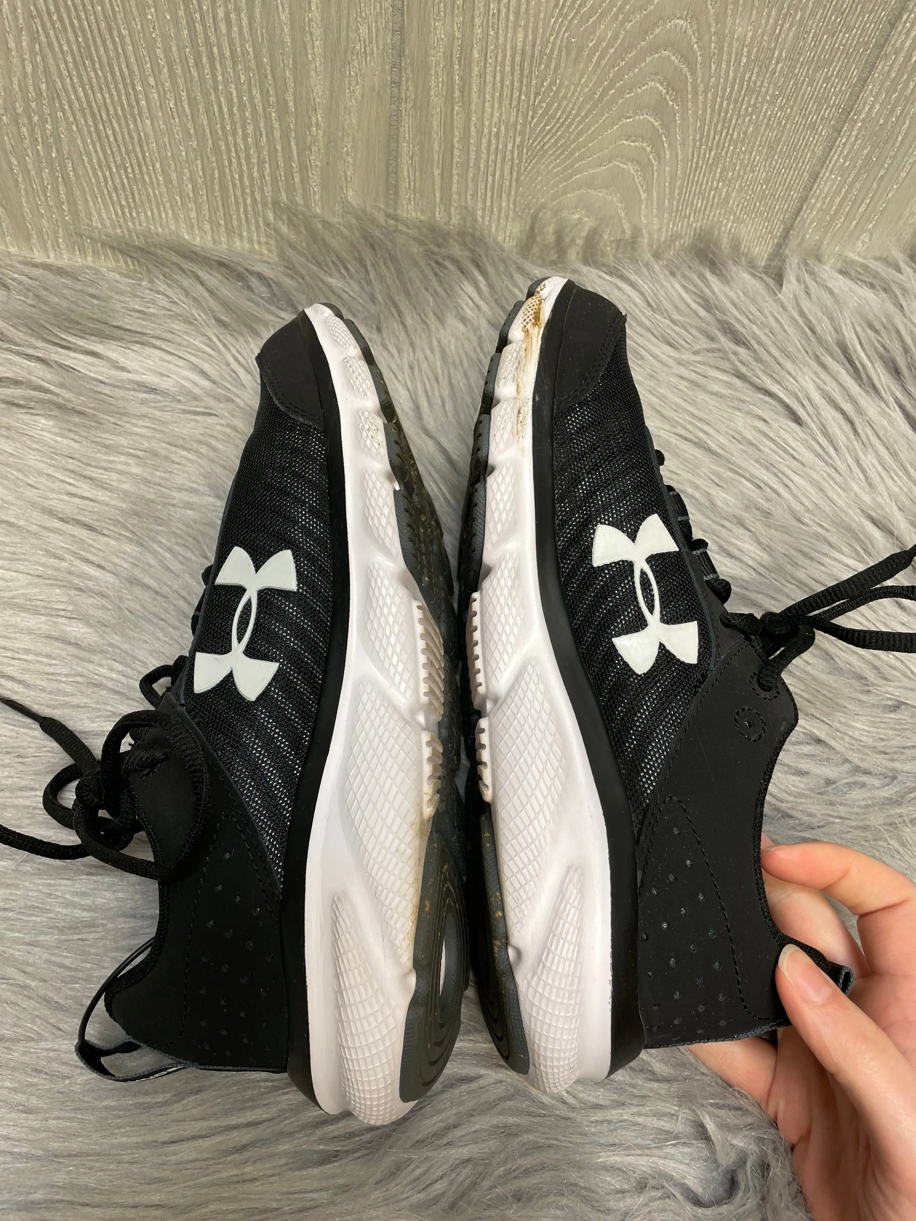 Shoes Athletic By Under Armour In Black & White, Size: 7.5