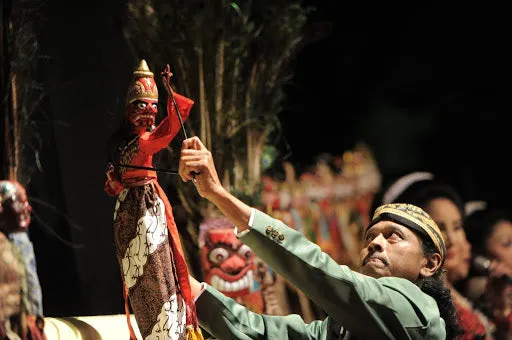 Vintage Javanese Theater Royal Puppet Couple: Rama & Sinta, Created by Master Artist Carver & Painter, Clothed in Hand Made Batik Costume (Wooden Wayang Golek or Puppet Dolls Collectibles) Yogyakarta, late 1900’s, Indonesia.