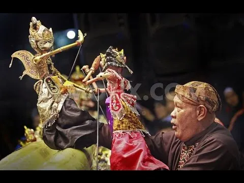 Vintage Javanese Theater Royal Puppet Couple: Rama & Sinta, Created by Master Artist Carver & Painter, Clothed in Hand Made Batik Costume (Wooden Wayang Golek or Puppet Dolls Collectibles) Yogyakarta, late 1900’s, Indonesia.