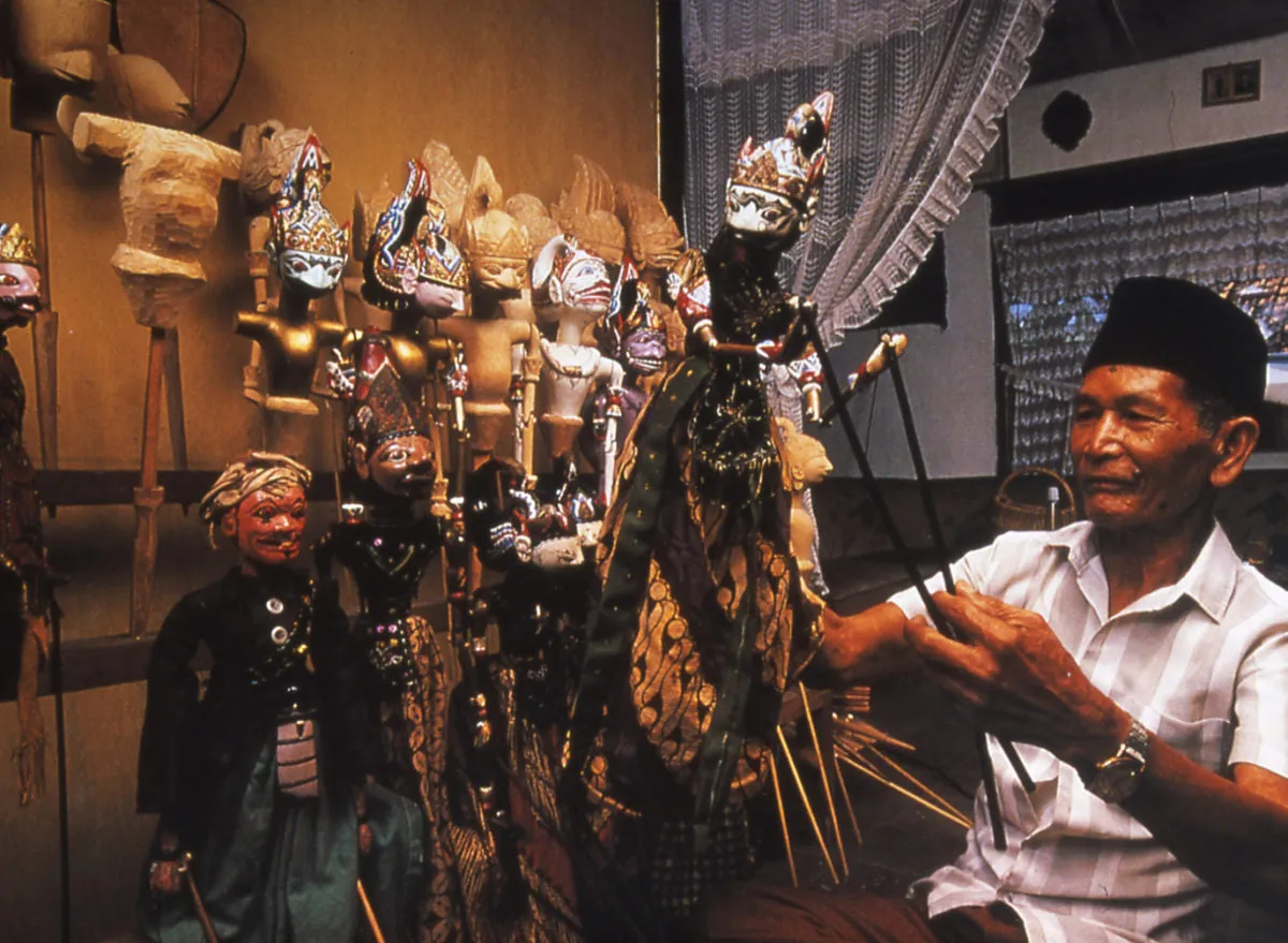 Vintage Javanese Theater Royal Puppet Couple: Rama & Sinta, Created by Master Artist Carver & Painter, Clothed in Hand Made Batik Costume (Wooden Wayang Golek or Puppet Dolls Collectibles) Yogyakarta, late 1900’s, Indonesia.